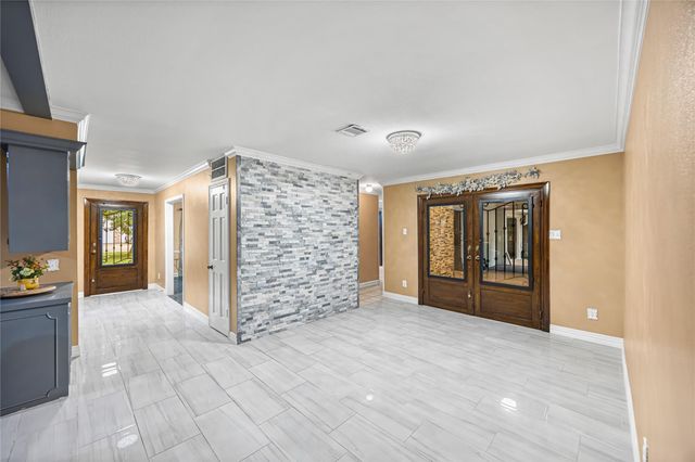 102 Crestway Drive, Baytown, TX 77520