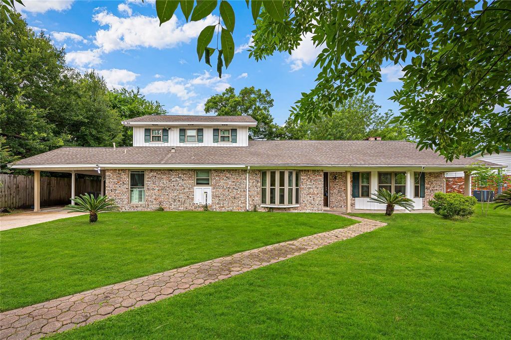 102 Crestway Drive, Baytown, TX 77520