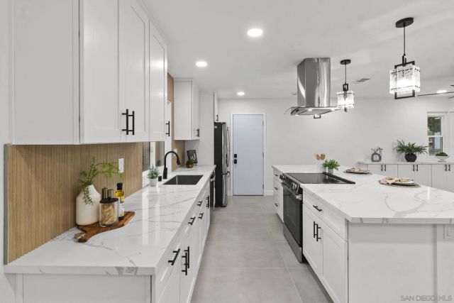 9408 Avenida Acero, Spring Valley, CA 91977