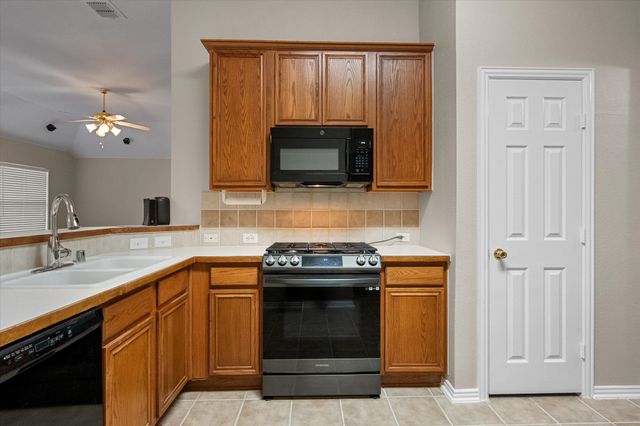 511 Rocky Creek Drive, Mansfield, TX 76063