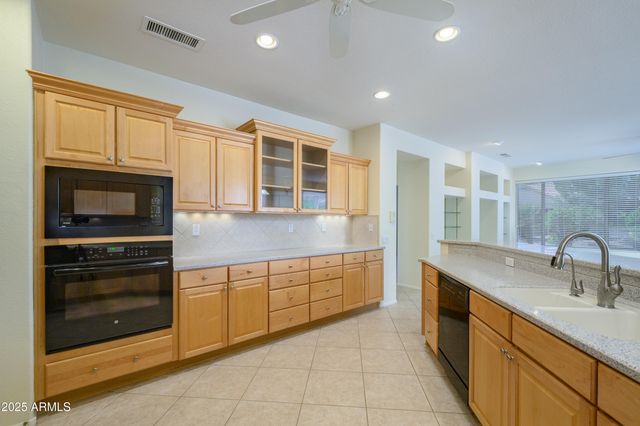 15750 W LINKSVIEW Drive, Surprise, AZ 85374