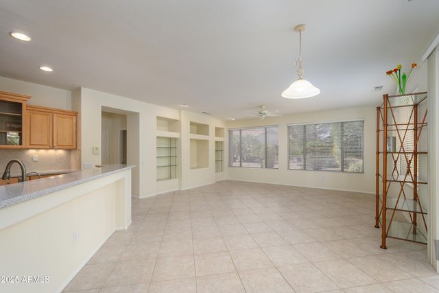 15750 W LINKSVIEW Drive, Surprise, AZ 85374