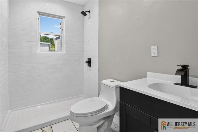 16 Oakwood Place, North Brunswick, NJ 08902