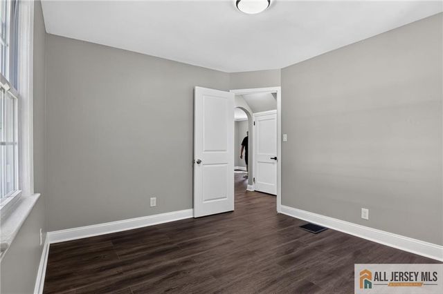 16 Oakwood Place, North Brunswick, NJ 08902