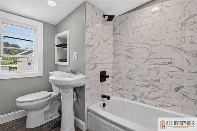 16 Oakwood Place, North Brunswick, NJ 08902