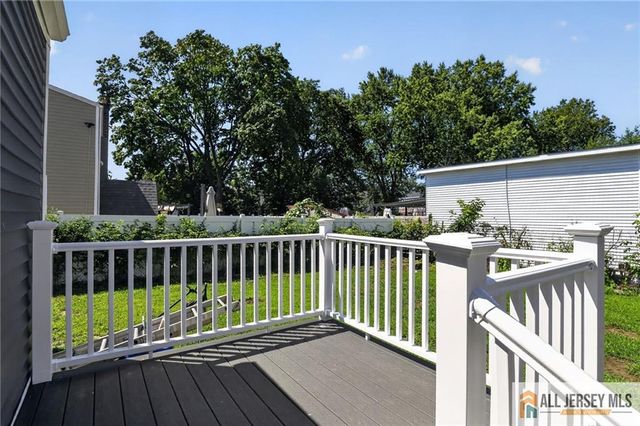 16 Oakwood Place, North Brunswick, NJ 08902