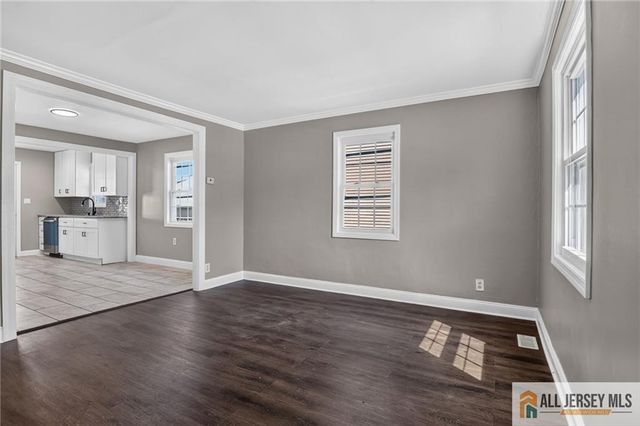 16 Oakwood Place, North Brunswick, NJ 08902