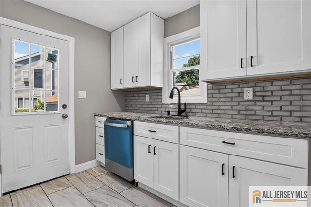 16 Oakwood Place, North Brunswick, NJ 08902