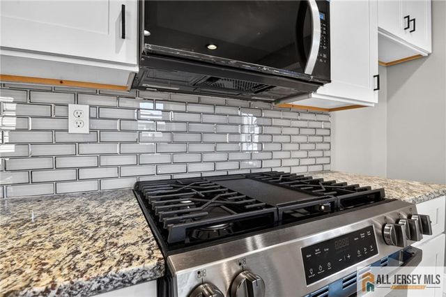 16 Oakwood Place, North Brunswick, NJ 08902