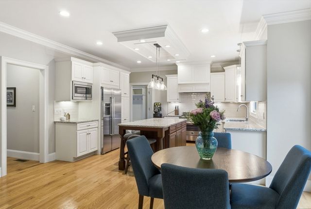 7 Davis Rd, Bedford, MA 01730