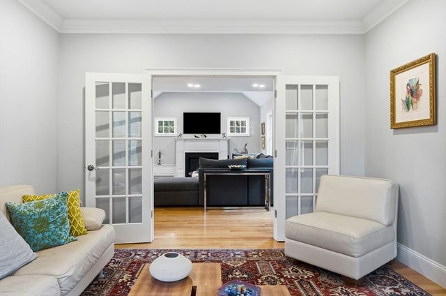 7 Davis Rd, Bedford, MA 01730