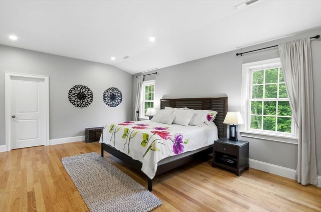7 Davis Rd, Bedford, MA 01730