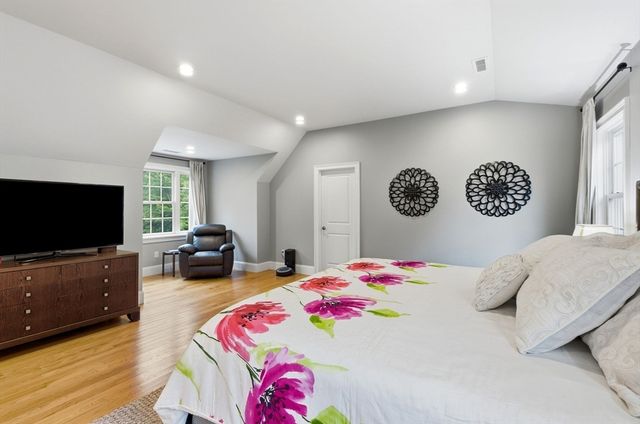 7 Davis Rd, Bedford, MA 01730