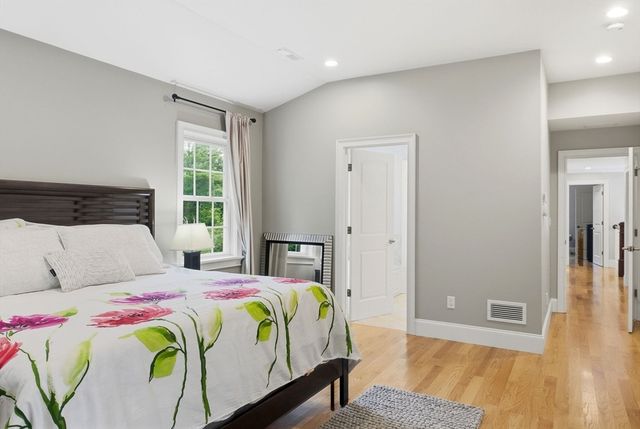 7 Davis Rd, Bedford, MA 01730