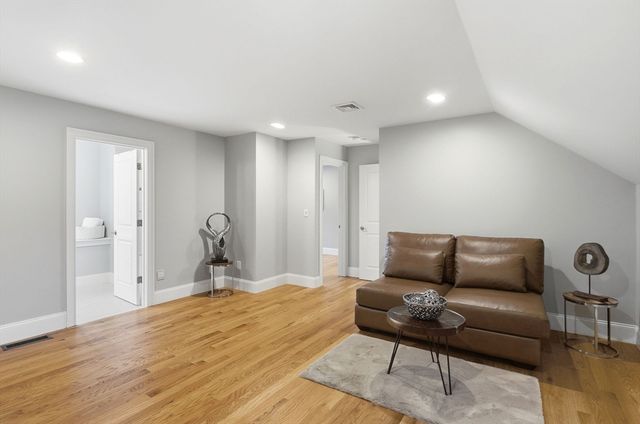 7 Davis Rd, Bedford, MA 01730