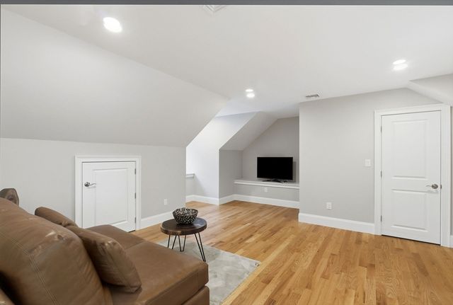 7 Davis Rd, Bedford, MA 01730