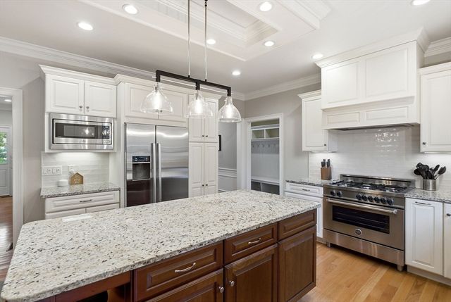 7 Davis Rd, Bedford, MA 01730