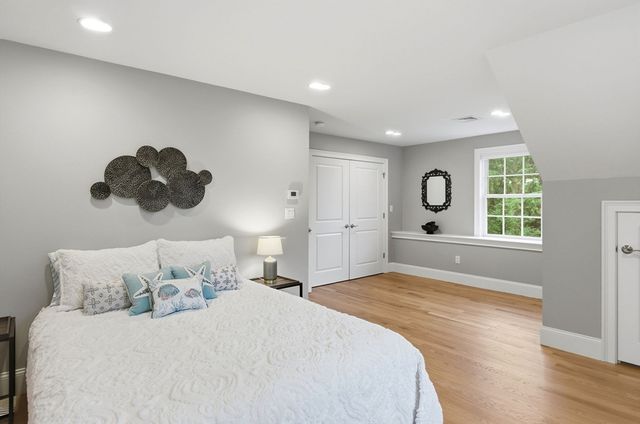 7 Davis Rd, Bedford, MA 01730