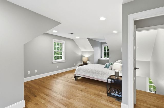 7 Davis Rd, Bedford, MA 01730