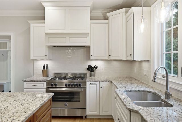 7 Davis Rd, Bedford, MA 01730