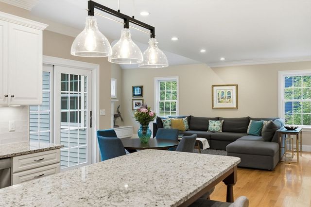 7 Davis Rd, Bedford, MA 01730