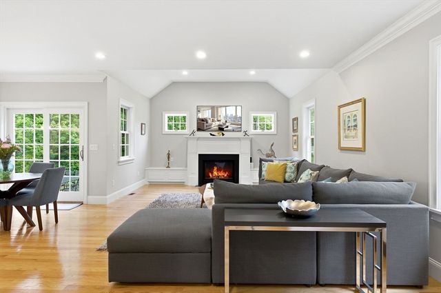 7 Davis Rd, Bedford, MA 01730