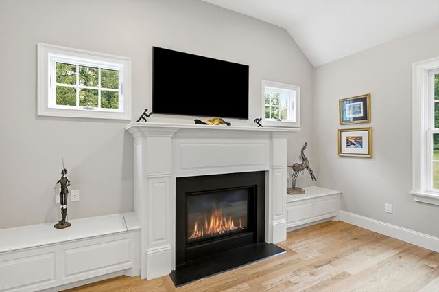 7 Davis Rd, Bedford, MA 01730