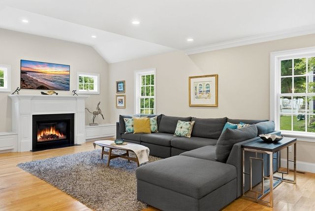7 Davis Rd, Bedford, MA 01730