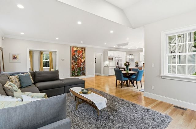 7 Davis Rd, Bedford, MA 01730