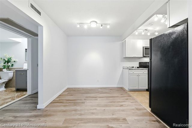 2375 Walton Boulevard 8, Rochester Hills, MI 48309