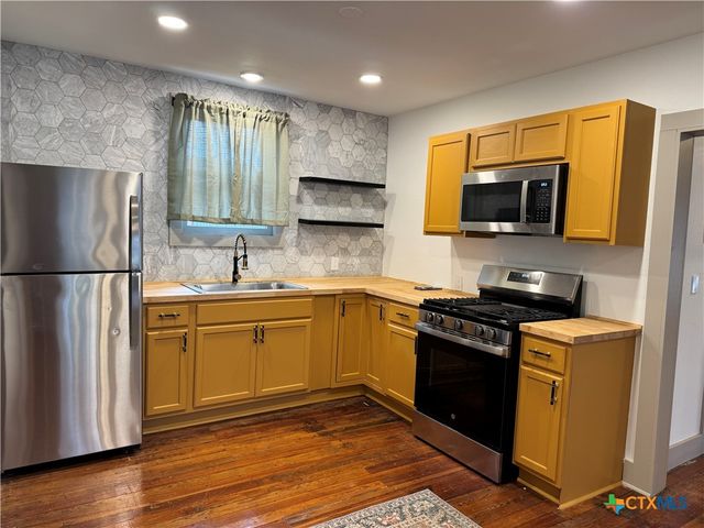 530 E Weinert Street, Seguin, TX 78155