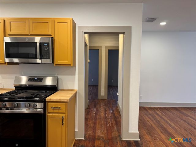 530 E Weinert Street, Seguin, TX 78155