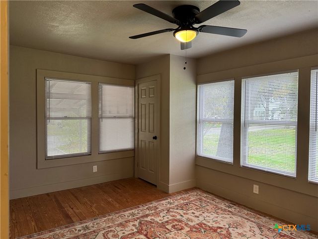 530 E Weinert Street, Seguin, TX 78155