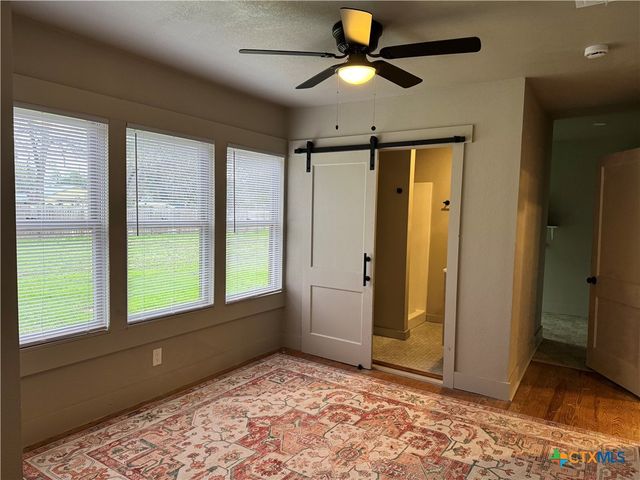 530 E Weinert Street, Seguin, TX 78155