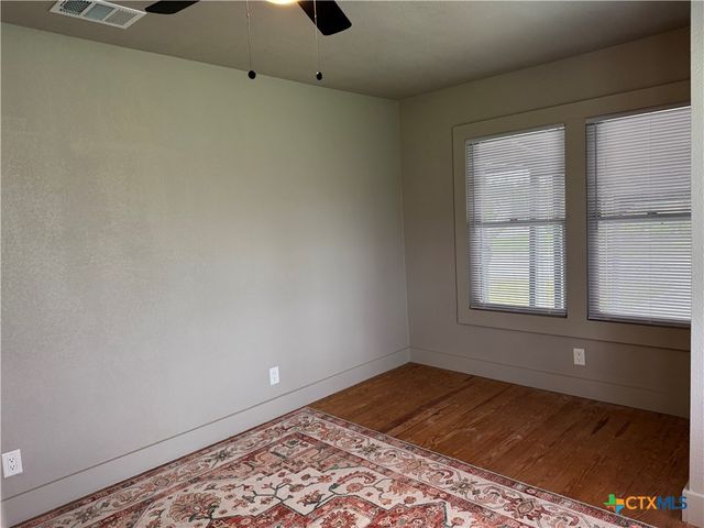 530 E Weinert Street, Seguin, TX 78155