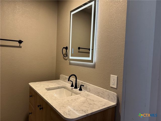 530 E Weinert Street, Seguin, TX 78155