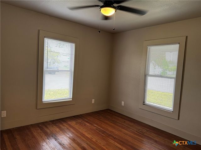 530 E Weinert Street, Seguin, TX 78155