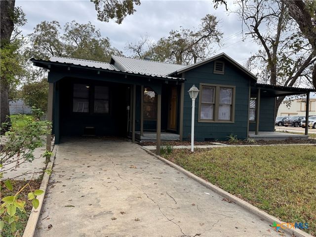 530 E Weinert Street, Seguin, TX 78155