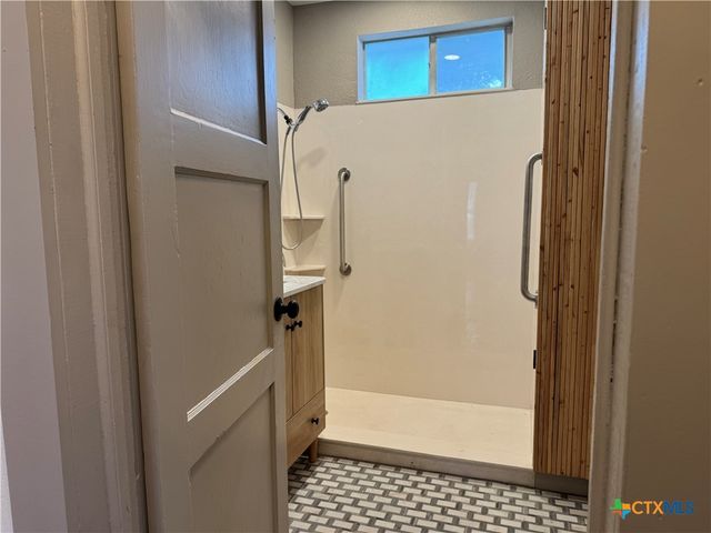 530 E Weinert Street, Seguin, TX 78155