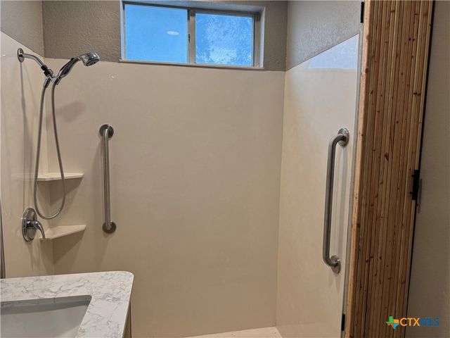 530 E Weinert Street, Seguin, TX 78155