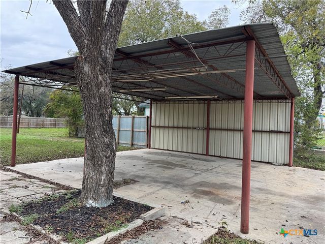 530 E Weinert Street, Seguin, TX 78155