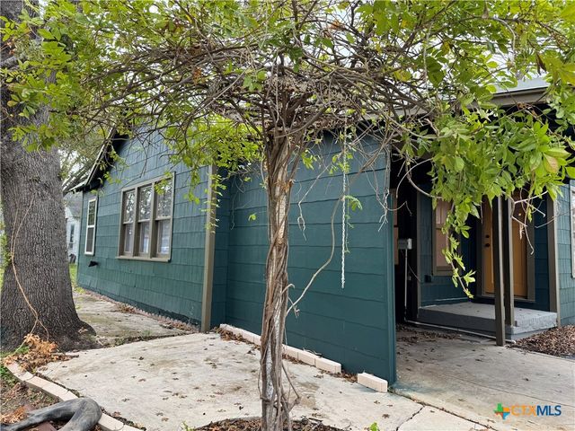 530 E Weinert Street, Seguin, TX 78155