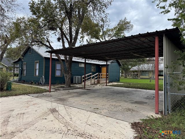 530 E Weinert Street, Seguin, TX 78155