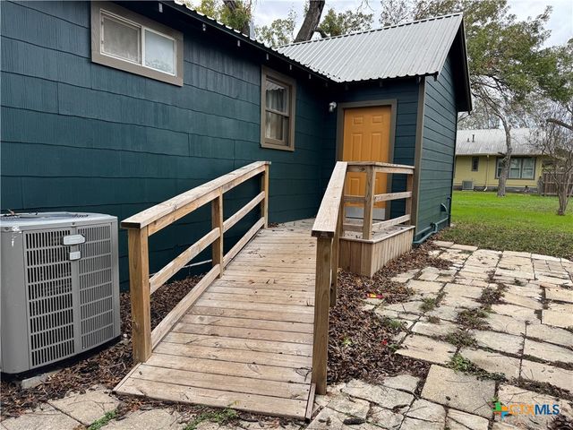 530 E Weinert Street, Seguin, TX 78155