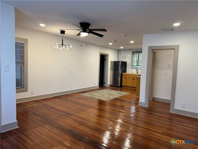 530 E Weinert Street, Seguin, TX 78155