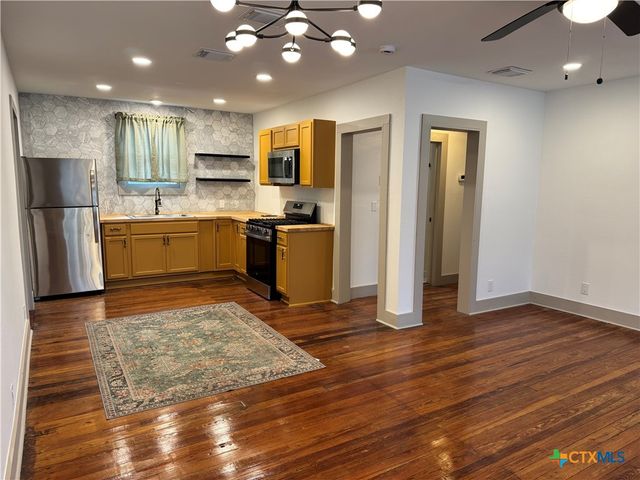 530 E Weinert Street, Seguin, TX 78155