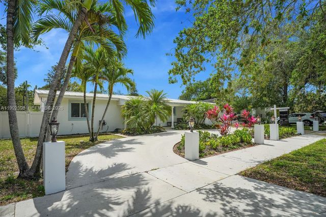 30 Bentley Dr, Miami Springs, FL 33166