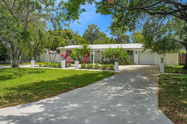 30 Bentley Dr, Miami Springs, FL 33166