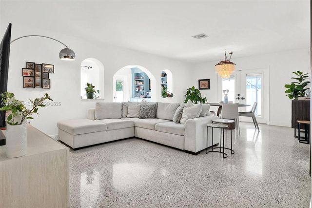 30 Bentley Dr, Miami Springs, FL 33166