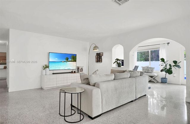 30 Bentley Dr, Miami Springs, FL 33166